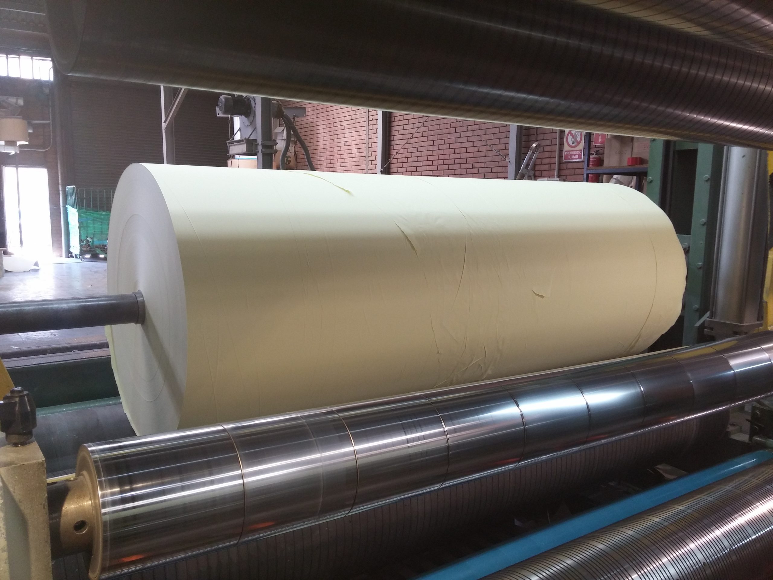 Rebobinado gran formado de bobinas de papel y cartón